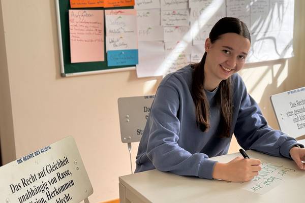 Theresa Olle unterstützt im FSJ Politik die Arbeit im Kinderbüro seit September 2025.