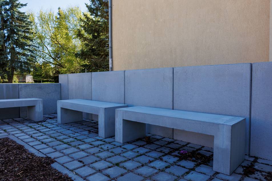 Der Haupteingang erhielt dafür eine neue Treppenanlage mit einer DIN-konformen Rampe sowie eine gestalterische Aufwertung der Außenanlage mit Sitzplätzen und Baumpflanzungen.