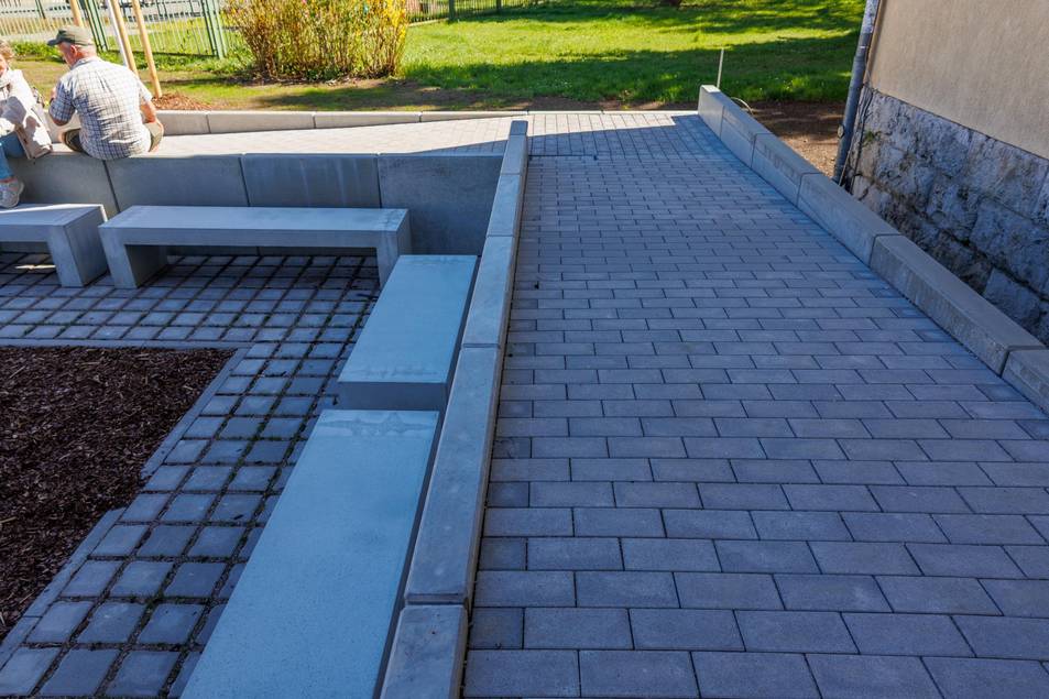 Der Haupteingang erhielt dafür eine neue Treppenanlage mit einer DIN-konformen Rampe sowie eine gestalterische Aufwertung der Außenanlage mit Sitzplätzen und Baumpflanzungen.