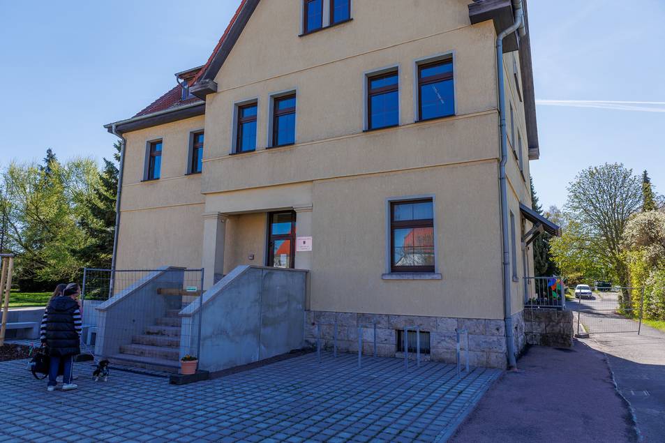 Der Haupteingang erhielt dafür eine neue Treppenanlage mit einer DIN-konformen Rampe sowie eine gestalterische Aufwertung der Außenanlage mit Sitzplätzen und Baumpflanzungen.