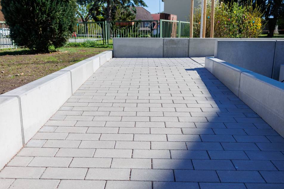 Der Haupteingang erhielt dafür eine neue Treppenanlage mit einer DIN-konformen Rampe sowie eine gestalterische Aufwertung der Außenanlage mit Sitzplätzen und Baumpflanzungen.