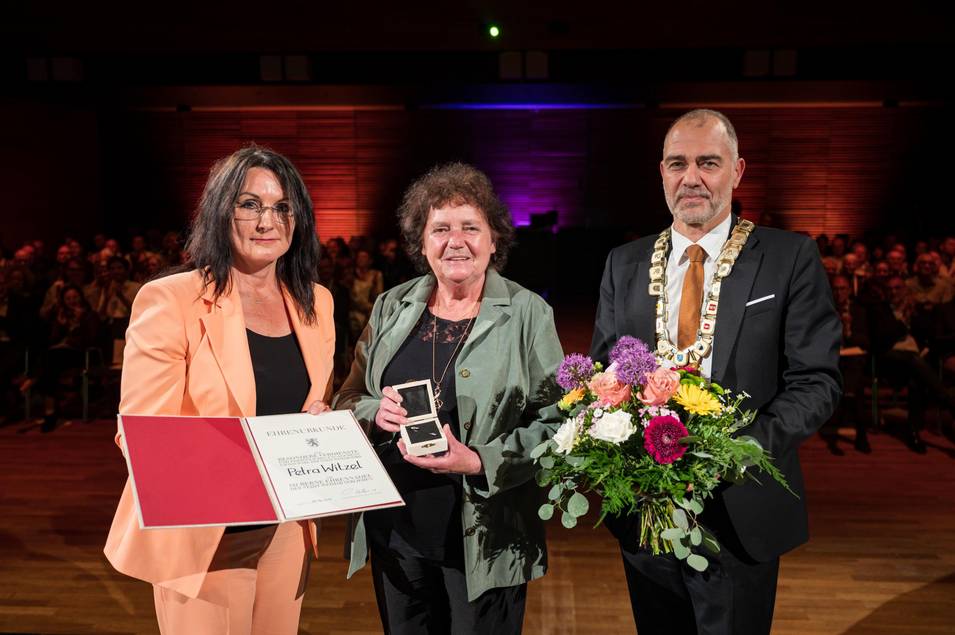 Katrin Götz (Vorsitzende des Stadtrates) und Oberbürgermeister Peter Kleine mit Petra Witzel. ©Henry Sowinski Katrin Götz (Vorsitzende des Stadtrates) und Oberbürgermeister Peter Kleine mit Petra Witzel.