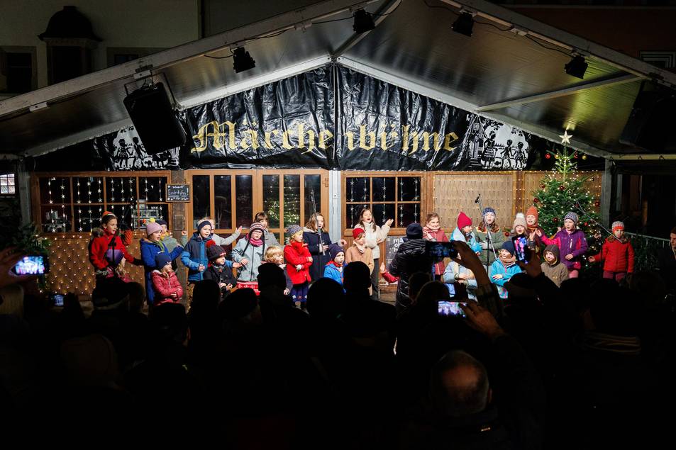 Jedes Jahr wird für die Märchenhütte auf dem Weimarer Weihnachtsmarkt ein anspruchsvolles Programm organisiert. Jedes Jahr wird für die Märchenhütte auf dem Weimarer Weihnachtsmarkt ein anspruchsvolles Programm organisiert.