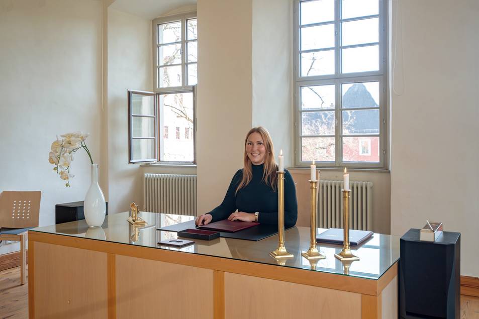 Neben dem Trauzimmer im Rathaus gibt es einen weiteren Saal im ehemaligen historischen Wilhelm-Ernst-Gymnasium am Herderplatz, in dem Annabel Brauer und ihr Team Paare traut. Trotzdem kann nicht allen Anfragen nachgekommen werden. Ab dem 1. September jeden Jahres nimmt das Amt Reservierungen für das Folgejahr entgegen.