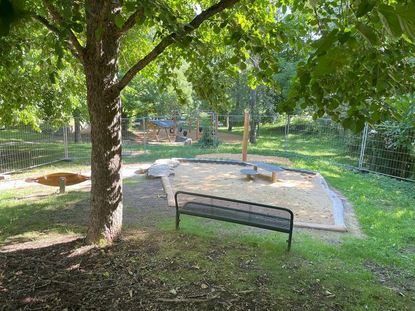 Neu angelegter und erweiterter Sandspielbereich ©Stadt Weimar Sandkasten mit Sitz- und Spielmöglichkeiten