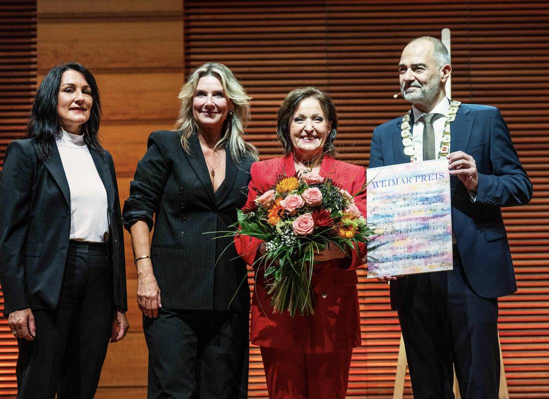 Freuen sich gemeinsam bei der Ehrung (von links): Stadtratsvorsitzende Katrin Götz, Laudatorin Kim Fisher, Preisträgerin Ute Freudenberg sowie Oberbürgermeister Peter Kleine. ©Maik Schuck, 2026