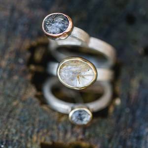 Verschiedene Ringe mit rutilen Bergkristallen gefasst, 2020 © Bea Rietz Verschiedene Ringe mit rutilen Bergkristallen gefasst, 2020