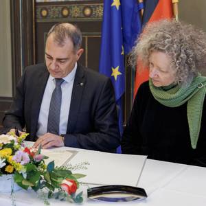 Oberbürgermeister Peter Kleine und Stadtratsvorsitzende Bärbel Fiedler bei der Unterzeichnung der Ehrenbürgerurkunden