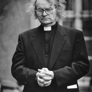 Pfarrer Erich Kranz war für viele, auch für Menschen außerhalb der Kirche, eine wichtige Vertrauensperson. Die SED und das Ministerium für Staatssicherheit hatten immer wieder versucht, ihn einzuschüchtern. Als brillanter Redner mit Herz forderte er in seinen Andachten am 4. und 5. Oktober 1989 auf, Verantwortung zu übernehmen, um für die Stadt und das Land das Beste zu suchen. Verächtlichmachung, Denunziation oder gar Verfolgung könnten auf Dauer nicht gewinnen, so seine eigene Lebenserfahrung. Wegen seines furchtlosen Auftretens erhielt Kranz 1992 die Weimarer Ehrenbürgerschaft.