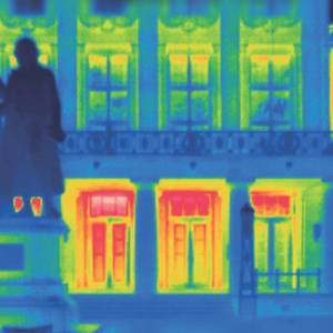 Wärmebildaufzeichnung des DNT, warme Bereiche werden rot angezeigt, kalte Bereiche blau, im Vordergrund schemenhaft das Goethe- und Schiller Denkmal