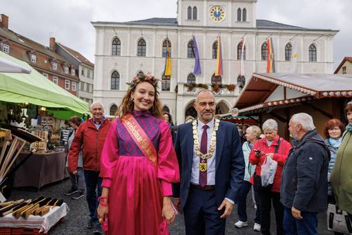 Jetzt wird die Nachfolgerin der amtierenden Königin Johanna Will gesucht, hier im Bild mit Oberbürgermeister Peter Kleine zur Eröffnung des Zwiebelmarktes 2025. © Stadt Weimar Jetzt wird die Nachfolgerin der amtierenden Königin Johanna Will gesucht, hier im Bild mit Oberbürgermeister Peter Kleine zur Eröffnung des Zwiebelmarktes 2025.