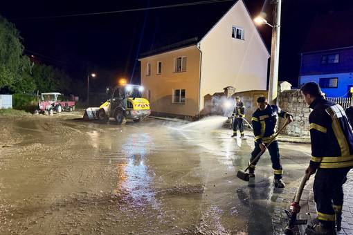 In der Ortslage Süßenborn wurde im Bereich der Bachgasse / Bornstraße eine Kreuzung durch eine Schlammlawine überflutet