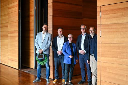 Vor den nun „intelligenten Wandelementen“ in der Weimarhalle: Stefan Krummhaar-Schmidt, Martin Brettschneider (beide Krebs‘ engineers GmbH), Ulrike Köppel, Architekt und Dipl-Ing. Felix Flechtner und Oberbürgermeister Peter Kleine (v.l.). © Benjamin Schumann, weimar GmbH Vor den nun „intelligenten Wandelementen“ in der Weimarhalle: Stefan Krummhaar-Schmidt, Martin Brettschneider (beide Krebs‘ engineers GmbH), Ulrike Köppel, Architekt und Dipl-Ing. Felix Flechtner und Oberbürgermeister Peter Kleine (v.l.).