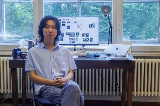 Stipendiat Dino Zhang in seinem Atelier im Städtischen Atelierhaus © Stadt Weimar Stipendiat Dino Zhang in seinem Atelier im Städtischen Atelierhaus