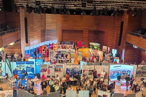Rund 1.300 Besucherinnen und Besucher nutzten am 29. September die Gelegenheit, sich beim diesjährigen „Abend der Berufe“ in der Weimarhalle über ihre berufliche Zukunft zu informieren. Rund 1.300 Besucherinnen und Besucher nutzten am 29. September die Gelegenheit, sich beim diesjährigen „Abend der Berufe“ in der Weimarhalle über ihre berufliche Zukunft zu informieren.
