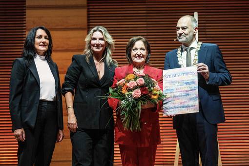 Freuen sich gemeinsam bei der Ehrung (von links): Stadtratsvorsitzende Katrin Götz, Laudatorin Kim Fisher, Preisträgerin Ute Freudenberg sowie Oberbürgermeister Peter Kleine. © Maik Schuck, 2026