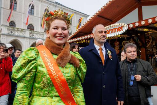 Roswitha I. mit Oberbürgermeister Peter Kleine auf dem Weg zur Bühne.