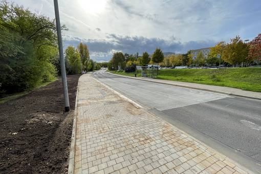 Der Umbau der Bushaltstelle in der Moskauer Straße, Haltepunkt Warschauer Straße, ist weitestgehend abgeschlossen.
