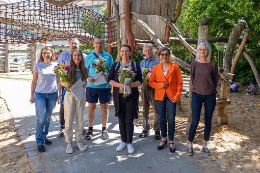 Sina Solaß (Kinder- und Jugendbeauftragte der Stadt), Marc Friedrich (Leiter Grünflächen- und Friedhofsamt), Dr. Claudia Kolb (2.v.r., Beigeordnete der Stadt Weimar) und Cornelia März (Kommunalservice Weimar) mit den vier neuen Spielplatzpaten und Patinnen.