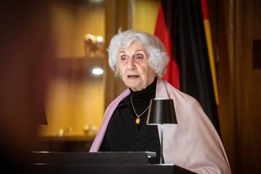 Éva Fahidi-Pusztai bei der Verleihung der Ehrenbürgerurkunde 2022