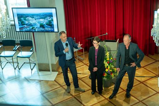 Oberbürgermeister Peter Kleine, Cornelia Brecht, Projektleiterin Generalsanierung und Hasko Weber, Generalintendant des DNT