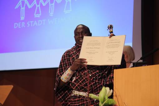 Joseph Moses Oleshangay nahm den Preis im Festsaal des Fürstenhauses der Hochschule für Musik FRANZ LISZT entgegen.