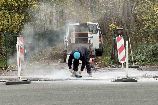 Rechtzeitig vor dem ersten Schnee dieses Winters konnten an drei Orten in Weimar Bordsteinabsenkungen an Fahrradwegen umgesetzt werden.