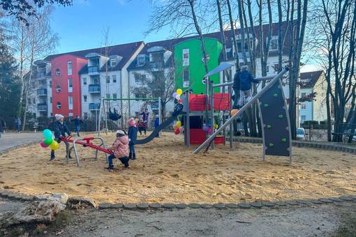 Für die Kinder des Wohngebietes Waldstadt, aber auch alle anderen Nutzer wurde nun wieder ein attraktiver Spielort am Lärchenhof geschaffen.
