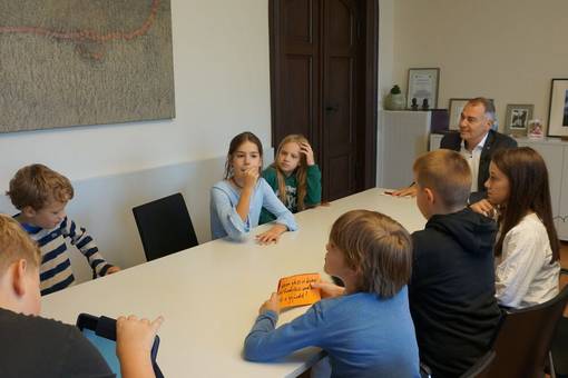 Kinder zu Besuch bei Oberbürgermeister Peter Kleine