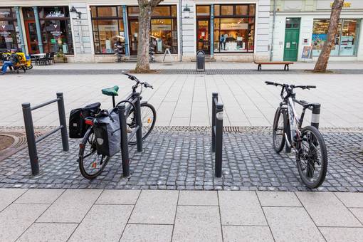 Neue Fahrradbügel wurden u.a. in der Schiller-Straße installiert.