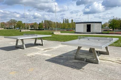 Zwei Tischtennisplatten auf dem (nun teils umgewidmeten) Parkplatz am Verwaltungsgebäude laden zum Spielen ein.