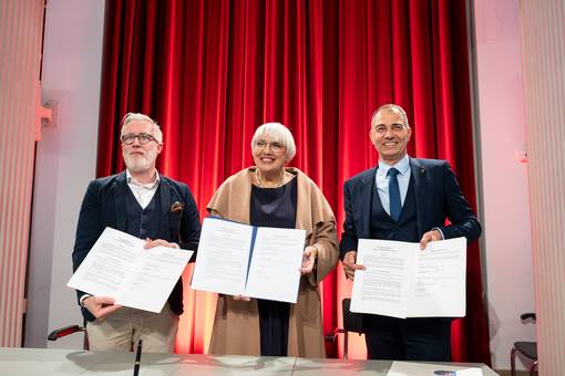 Thüringens Kulturminister Benjamin-Immanuel Hoff, Staatsministerin Claudia Roth und Oberbürgermeister Peter Kleine.