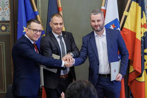 Der damalige Stadtpräsident von Zamosc, Andrzej Wnuk, Oberbürgermeister Peter Kleine und der Bürgermeister von Schowkwa, Oleg Volskyi nach der Unterzeichnung des Partnerstädtevertrages.