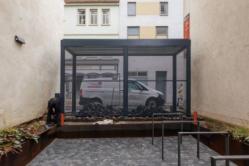 Fahrradgarage während der Bauarbeiten mit Blick aus dem Innenhof des Rathauses