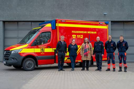 Neuer RTW, im Bild von links: Alexander Philipp (Leiter der Feuerwehr Weimar), Diotima Pohl (Verband der Ersatzkassen), Andrea Hennig (AOK Plus), Martin Wünsche (Abteilungsleiter Rettungsdienst, Feuerwehr Weimar), Tobias Meißner (Notfallsanitäter), Martin Zimmermann (Notfallsanitäter)