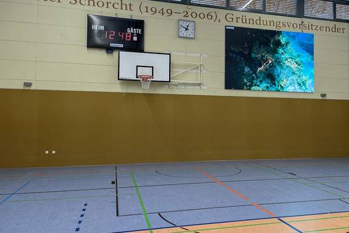 Neue LED-Tafel in der Asbach-Sporthalle