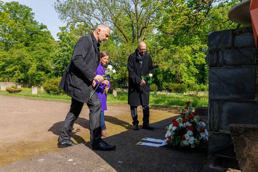 Oberbürgermeister Peter Kleine, Dr. Claudia Kolb und Bürgermeister Ralf Kirsten bei der Blumenniederlegung auf dem Sowjetischen Ehrenfriedhof im Ilmpark.