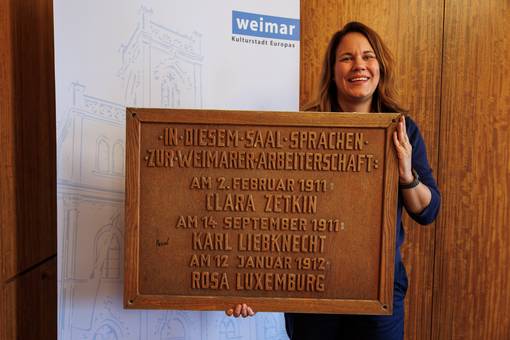 Karen Büchner, Leiterin der Unteren Denkmalschutzbehörde präsentiert die Tafel