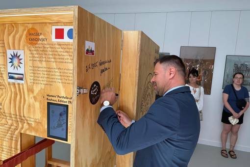 Rafal Zwolak, Stadtpräsident von Zamosc unterzeichnet den Ausstellungskoffer