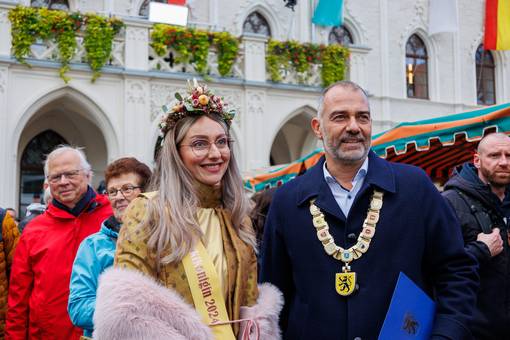 Zwiebelmarktkönigin 2024, Sarah II (Sarah Antonia Gallegos Garcia) mit Oberbürgermeister Peter Kleine.