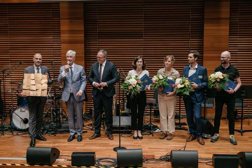 Oberbürgermeister Peter Kleine, Dieter Hackmann (Weimarer Dreieck e.V.) und Ministerpräsident Mario Voigt mit Vertretern und Vertreterinnen des europäischen Jugendprojekts „Jazda!“