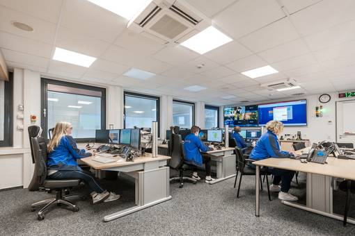 Raumansicht einer Warnzentrale mit Mitarbeitenden