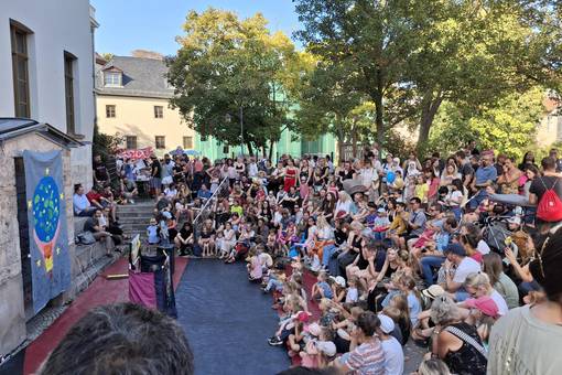 Die Vielfalt des Angebots reichte von kreativen Bastelständen, Spielaktionen und Infoständen über den beliebten Mitmach-Zirkus mit Tasifan bis hin zu einem abwechslungsreichen Bühnenprogramm