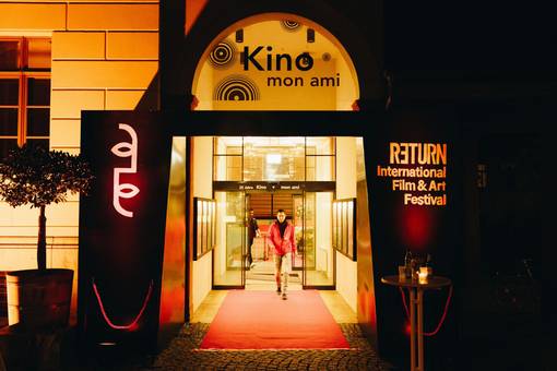 Eingang zum Kino mon ami