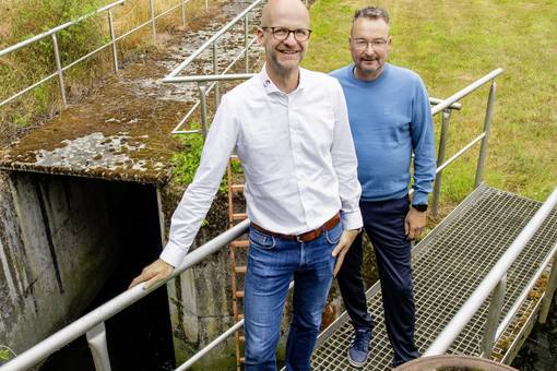 Robert Kette, Fernwärmeexperte der Stadtwerke Weimar (l.), und Jens Voigtländer, Abteilungsleiter Netz- und Anlagenbetrieb des Eigenbetrieb Kommunalservice Weimar (r.),