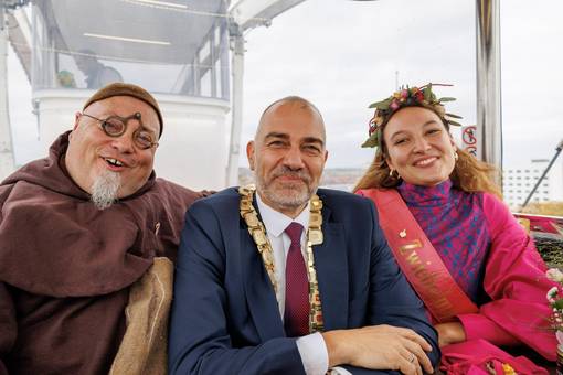 Zwiebelmönch Theo, Oberbürgermeister Peter Kleine und Zwiebelmarktkönigin Johanna im Riesenrad auf dem Rollplatz