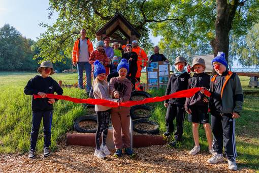 Schülerinnen und Schüler der Grundschule "Parkschule" aus Obweimar-Ehringsdorf halfen bei der Einweihung.