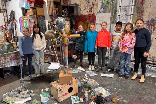 In der Kunstwerkstatt in den Herbstferien haben Kinder die Preisskulptur gestaltet.