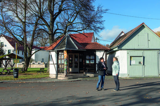 Klein aber fein. Angela Braumiller und Angela Gonsior vor dem kleinsten Objekt im Portfolio, das Bushäuschen im Ortsteil Possendorf