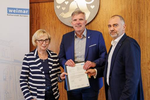 Vollersrodas Bürgermeisterin Gabriele Klaiber, Weimars Oberbürgermeister Peter Kleine und Staatssekretär Andreas Bausewein (TMIK, Bildmitte) bei der Unterzeichnung des gemeinsamen Antrages.